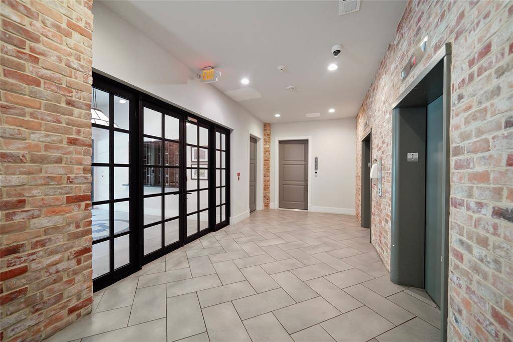 Resident's Private elevators - On a emergency electric circuit
