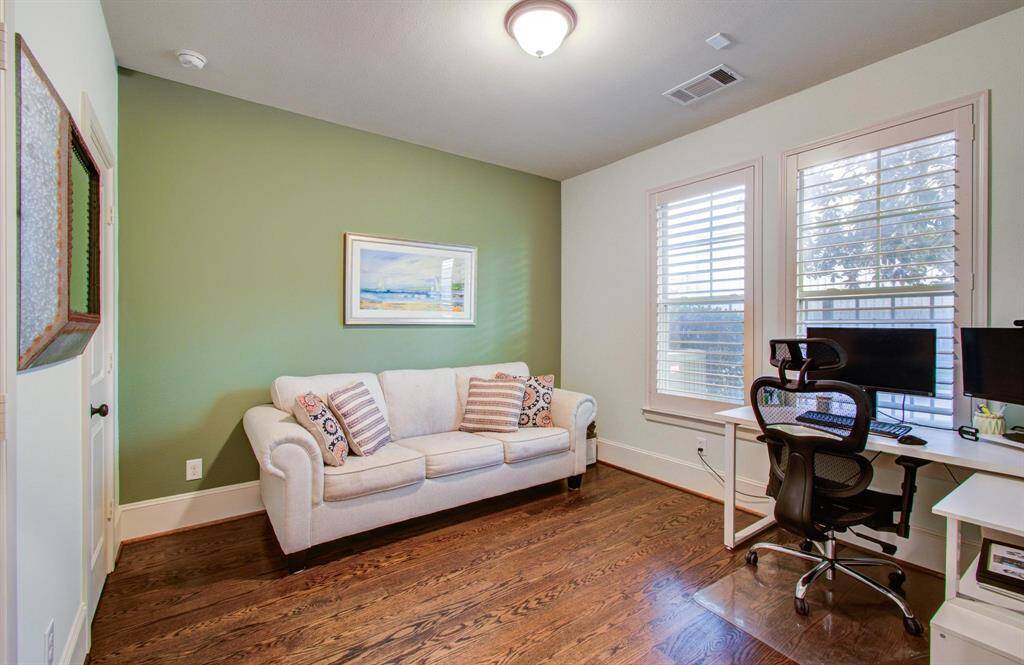 Ground floor bedroom w/ ensuite that can be used as office space