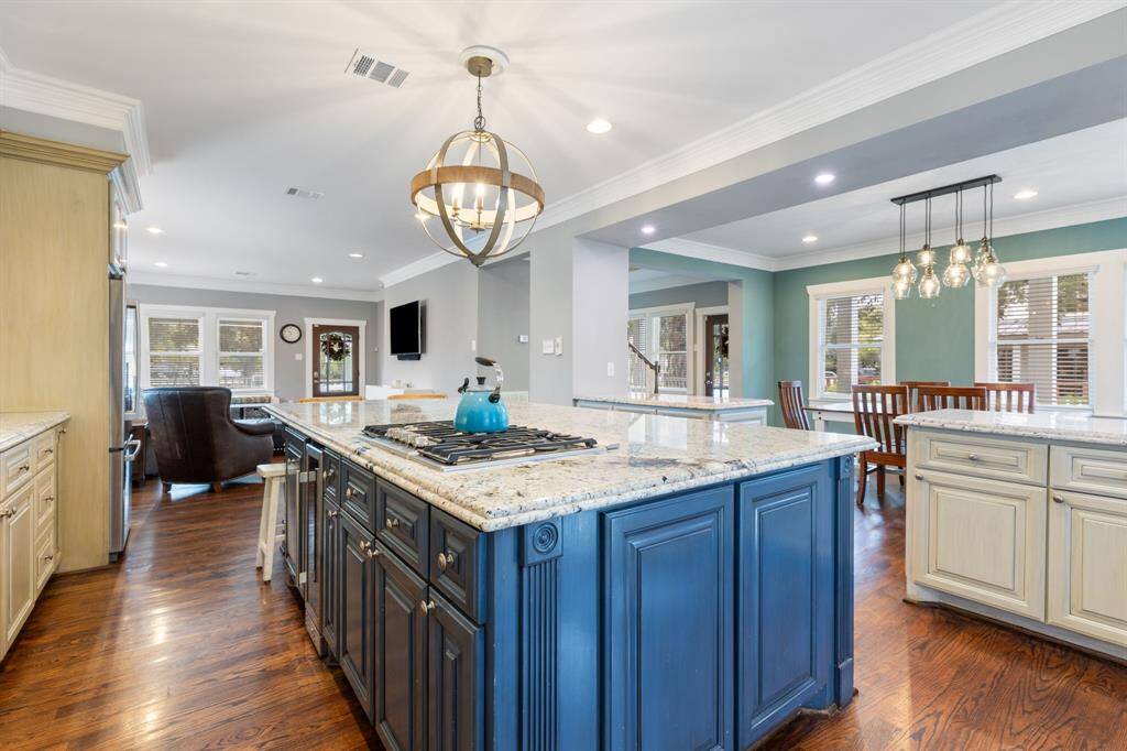 Kitchen opens to entire first floor !