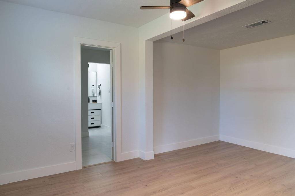 Main bedroom with a spacious walk-in closet and a fantastic bathroom area.