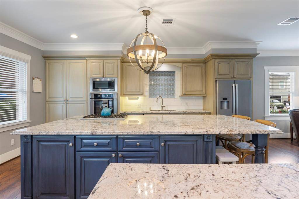 Huge island kitchen !  Perfect for entertaining or family nights!