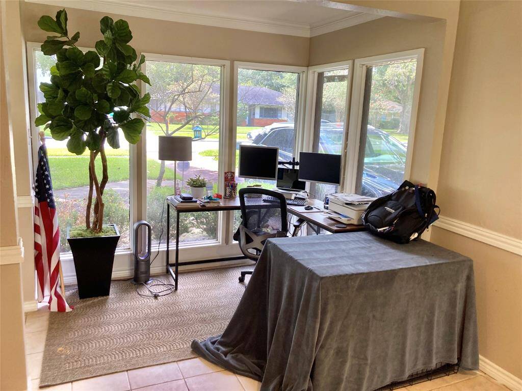 Great sunroom or home office space.