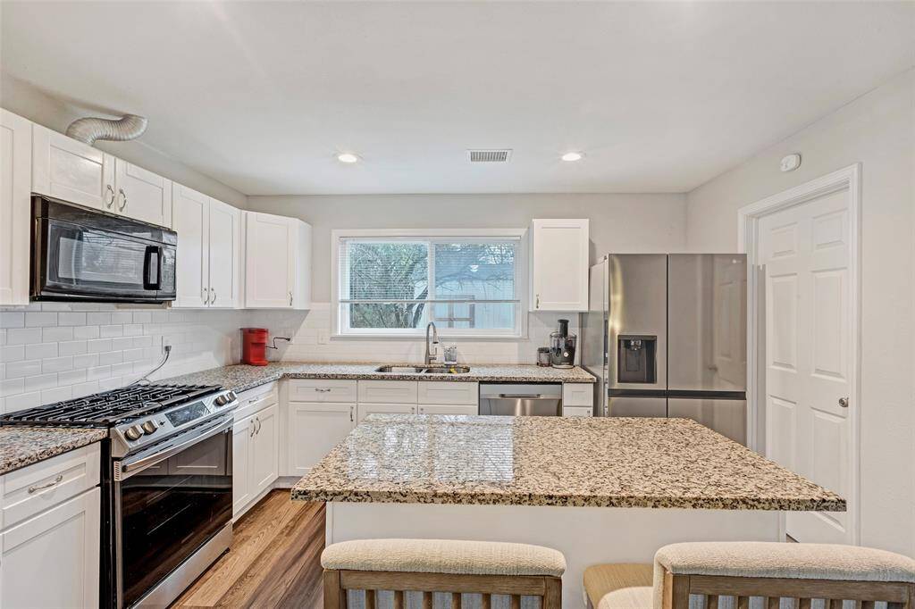 A closer look at the kitchen, where natural light pours in through the window, brightening the space and highlighting the modern finishes.
