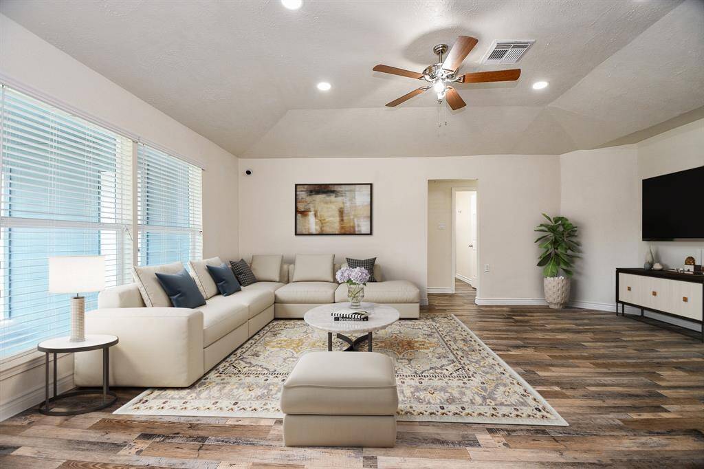Virtually Staged: This room is open and bright!