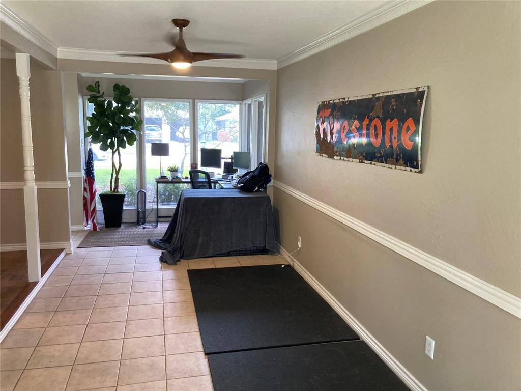 Large sunroom great for a home office plus extra living space. Could also be a dining area.