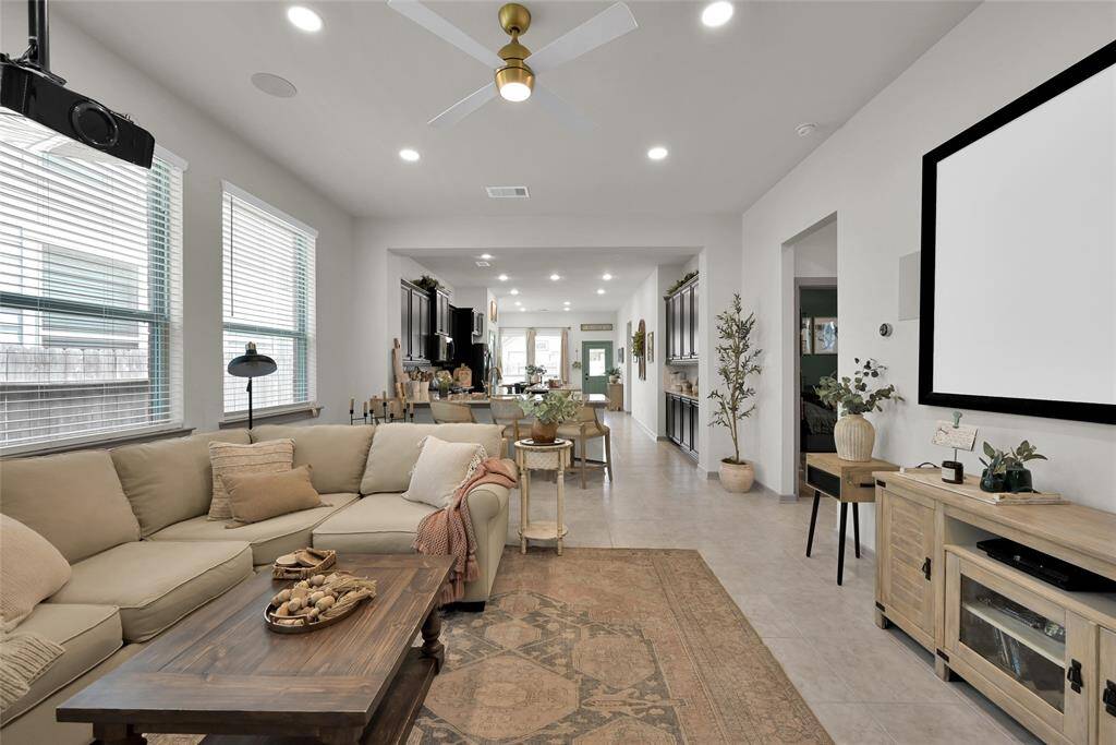 The neutral color palette andnatural light create an invitingatmosphere. Features includerecessed lighting, a ceiling fan, &large windows.