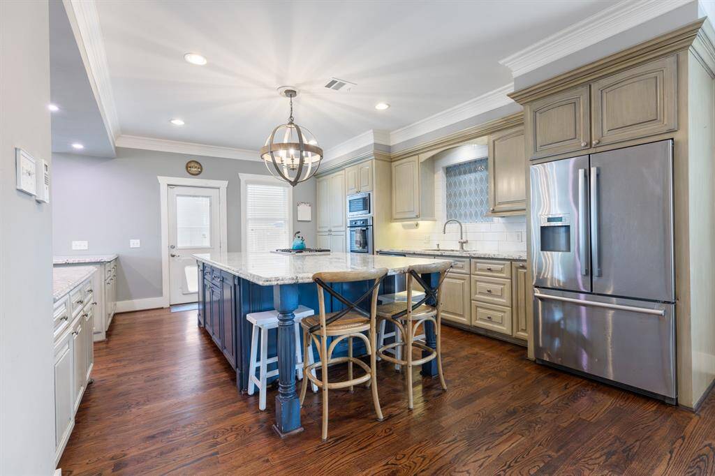 Nice big island perfect for family time or entertaining.