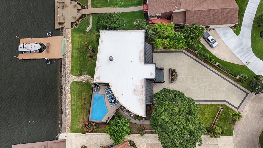 Oversized driveway on cul-de-sac