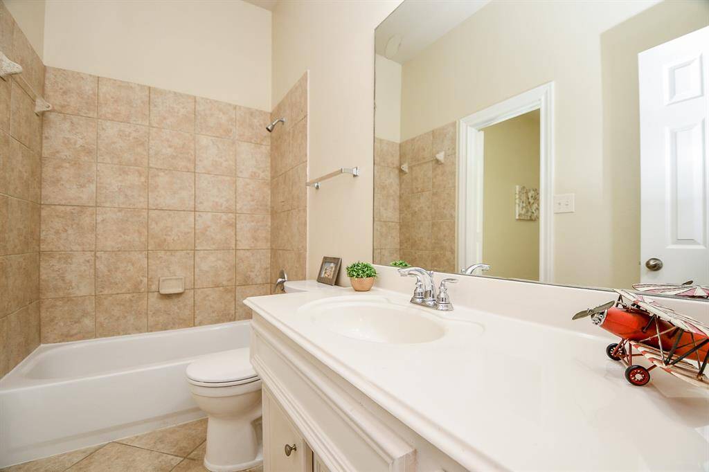 Full en-suite bathroom in the guest bedroom!