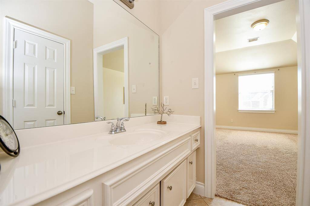 Hollywood bathroom connecting two secondary bedrooms upstairs!