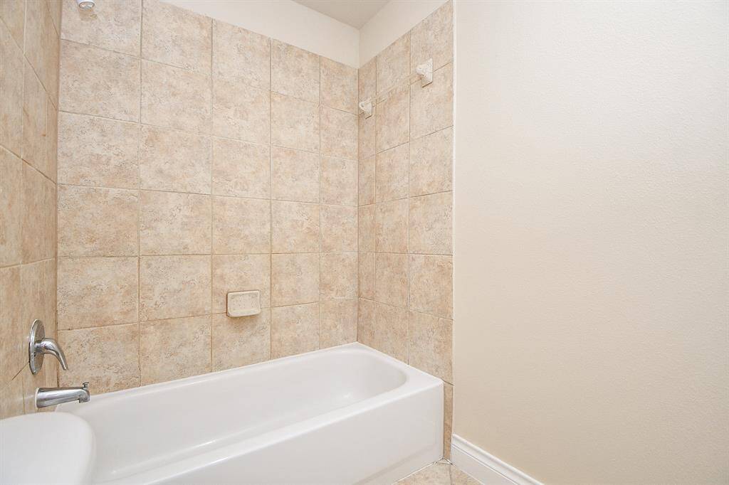 View of the bathtub in the Hollywood bathroom!