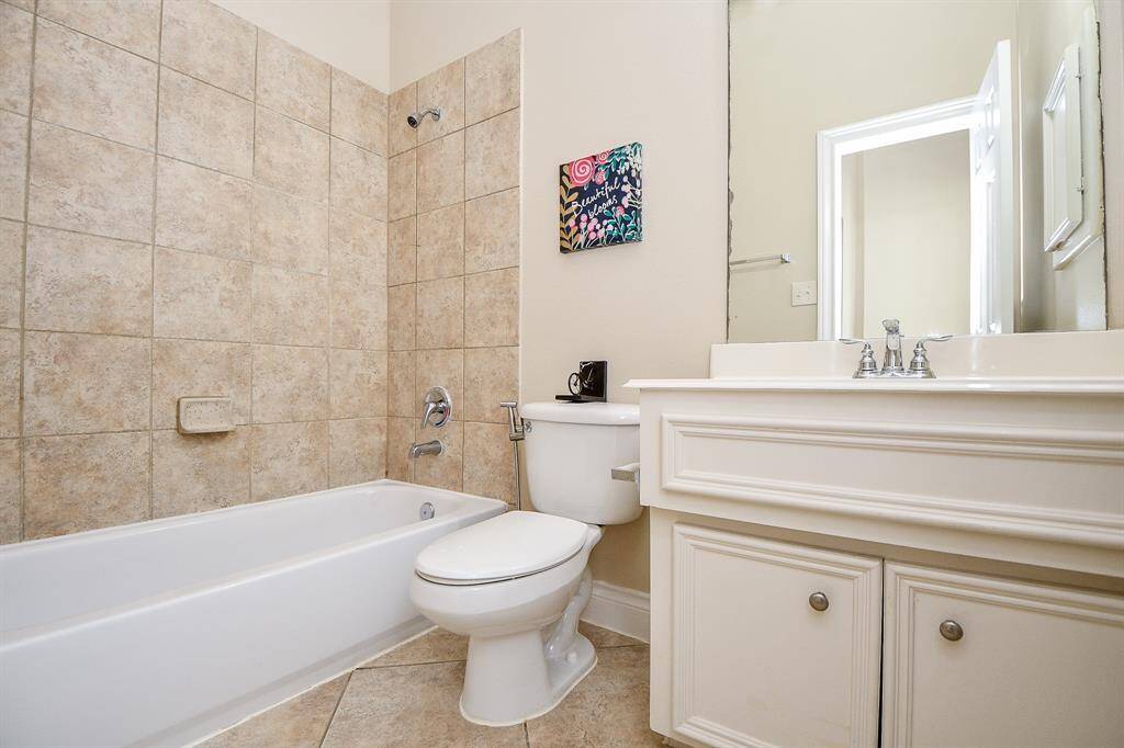 Full bathroom for the third secondary bedroom upstairs!