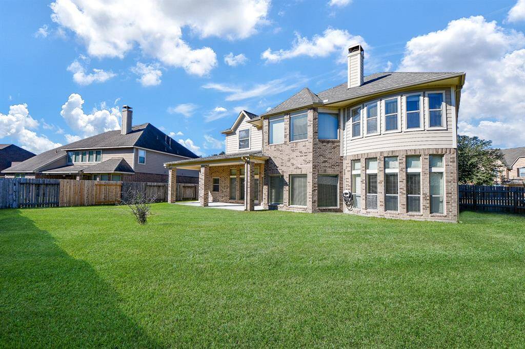 Huge backyard with plenty of space!