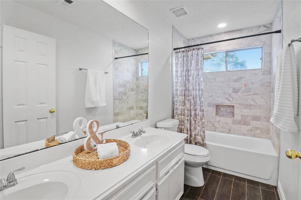 Secondary full bath with tub and shower combo.