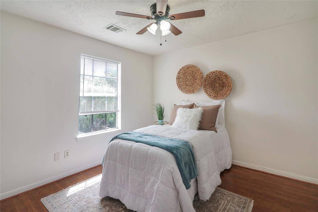 Secondary room with great natural light.