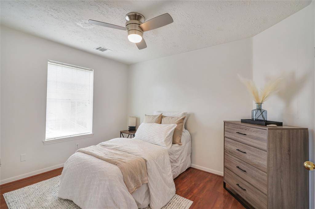 Secondary room with double closet.