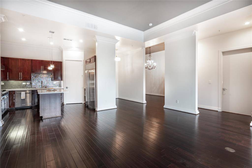 The island makes a great space to entertain guests while preparing your favorite meal! Do you see the cooling drawers to the right of the island? These are wonderful for entertaining, keeping the beverages cool.