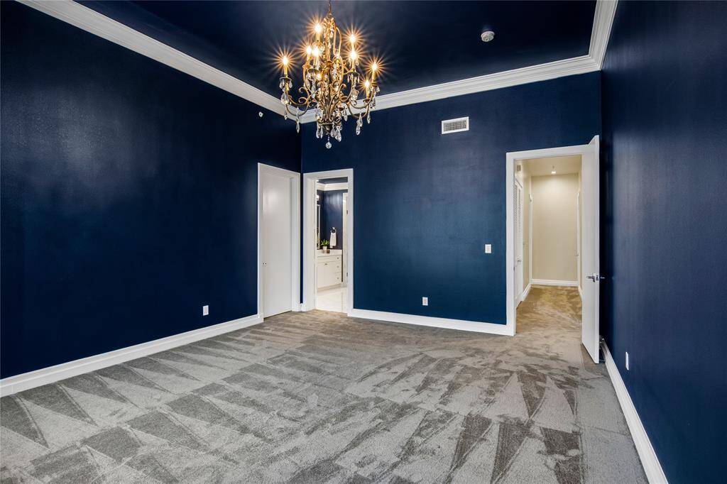 The bathroom next to the secondary bedroom!