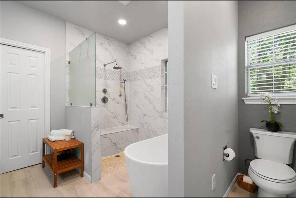 main bathroom w/walk in shower and tub
