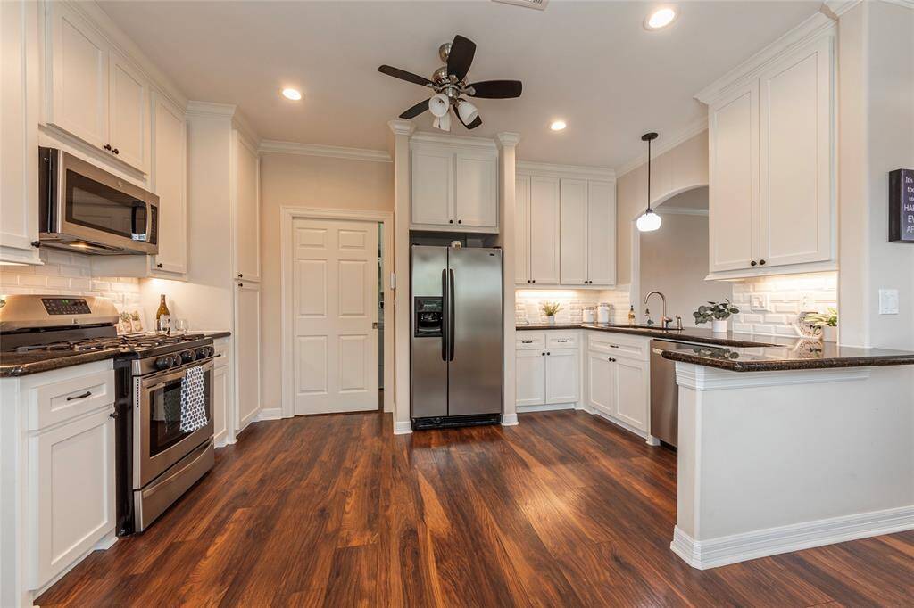 This stunning kitchen is thoughtfully designed with both style and functionality in mind. Featuring high-quality finishes, ample storage, and a seamless layout, it’s perfect for cooking, entertaining, and everyday living. A true centerpiece of the home!