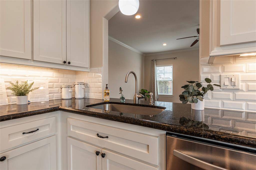 This spacious deep kitchen sink is perfect for all your cooking and cleaning needs, while the breakfast bar offers a seamless view into the inviting living room; ideal for entertaining or casual dining.