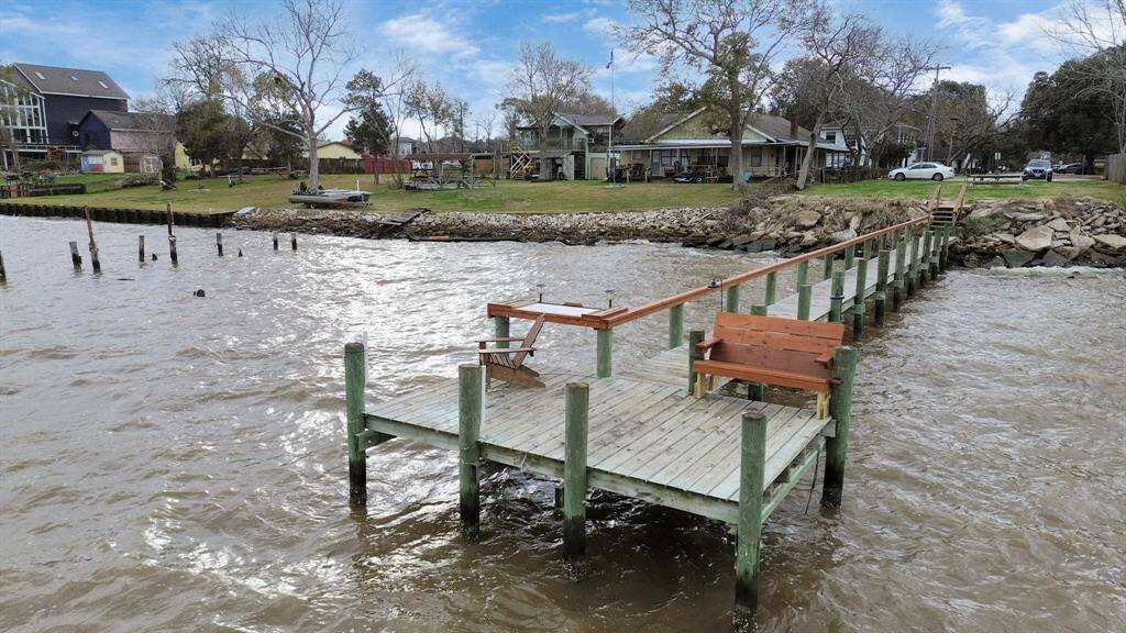 This amazing lakeside community is the perfect place to call home!