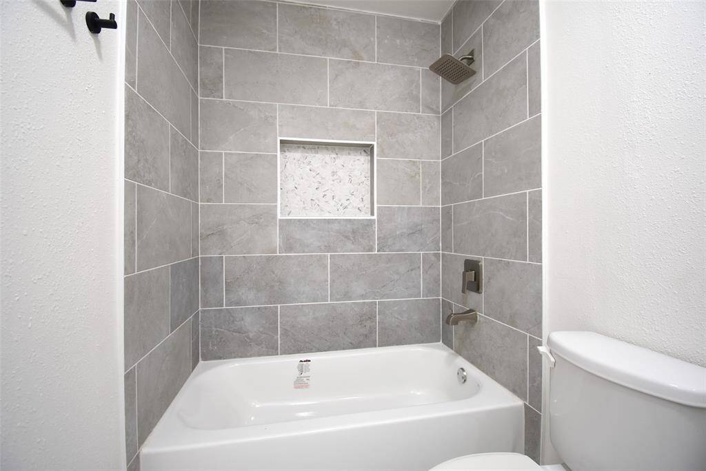 Secondary bathroom with gorgeous tile!