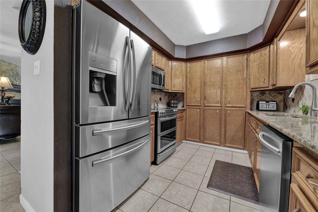 All kitchen appliances stay with the home