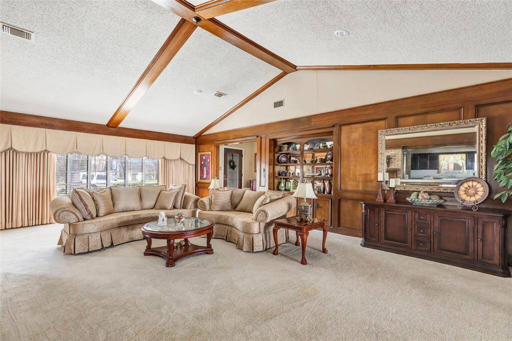 Formal living...