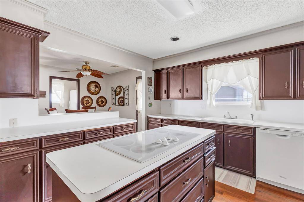 Picture of the island cooktop ...