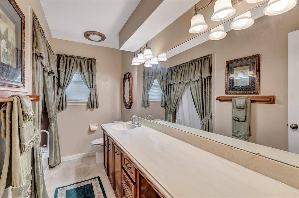 2nd bathroom has tub/shower combo...