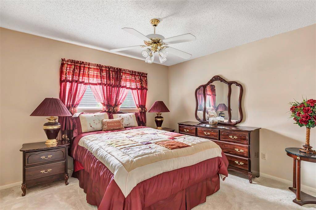 2nd bedroom... great closet storage...