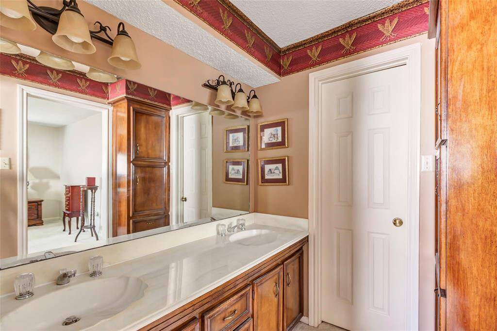 Primary bathroom, double sinks, extra large closet with tub/shower combo...