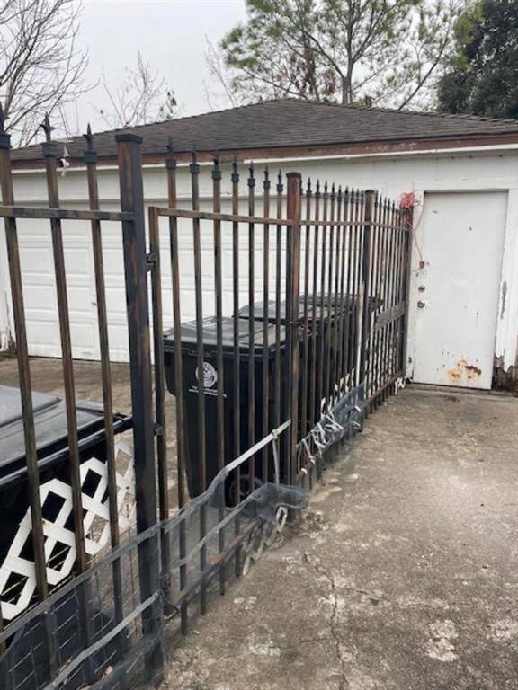 SIDE GATE WITH DETACHED GARAGE