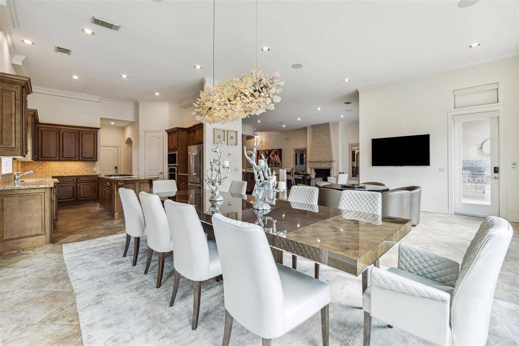Views from the dining back towards the kitchen and living areas