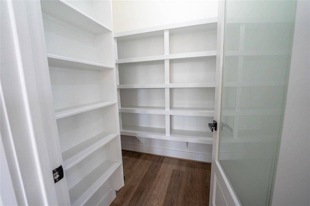 Walk in pantry