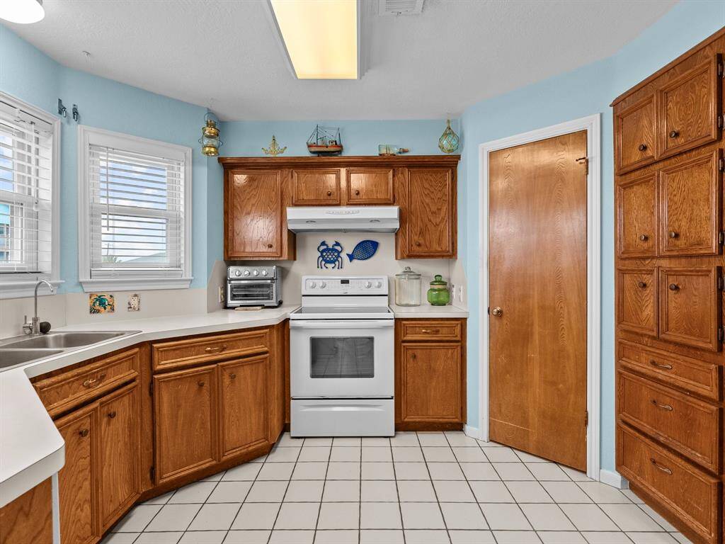 Plenty of cabinets and drawers
