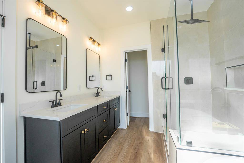 Main bedroom bathroom