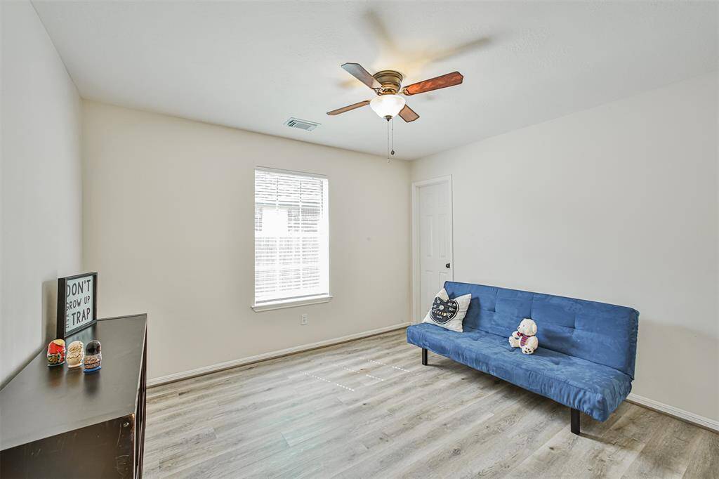 Guest bedroom 1. All bedrooms have ceiling fans with light, as well as walk-in closets.
