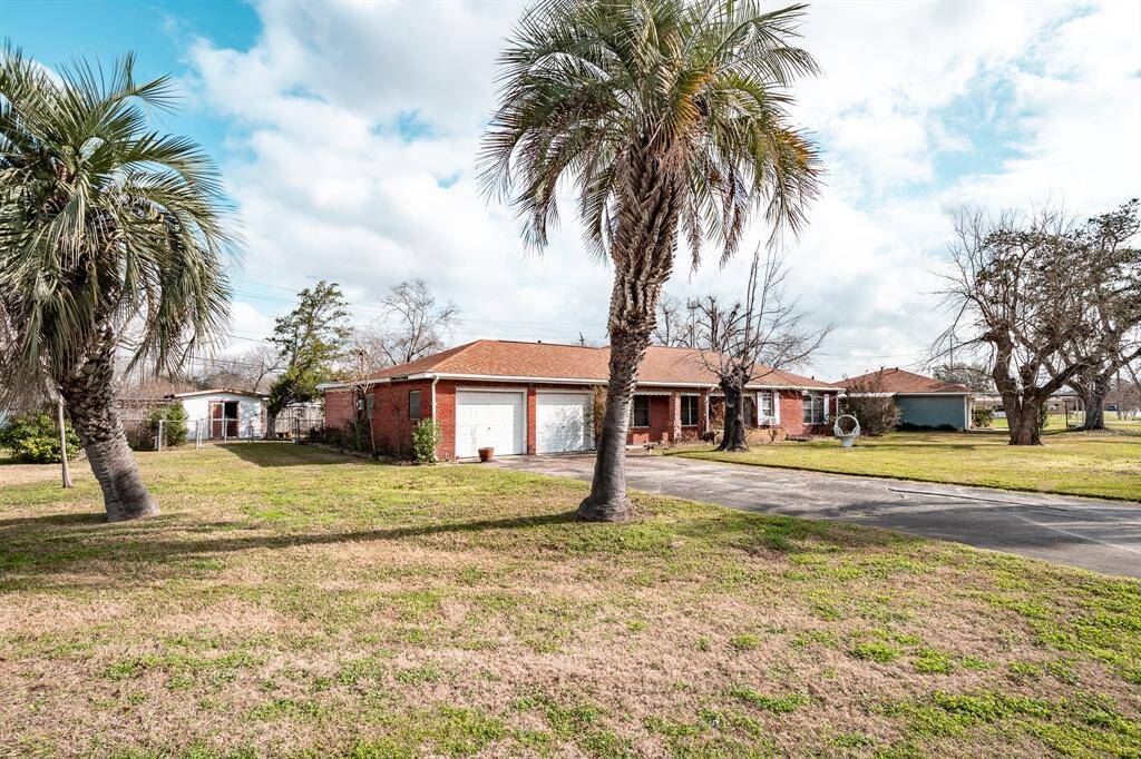 3/2/2 on oversize Corner lot