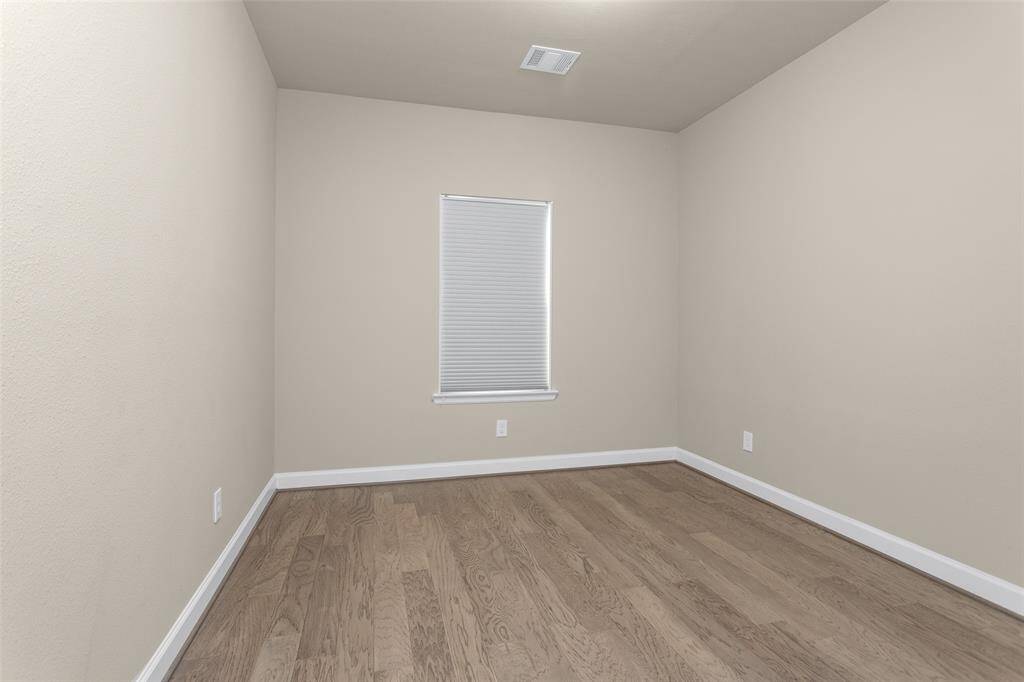 Here we have the first secondary bedroom.
