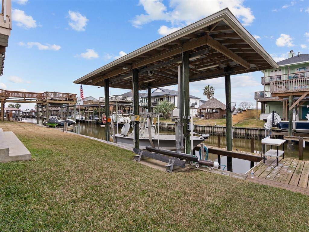 Boat house with boat lift