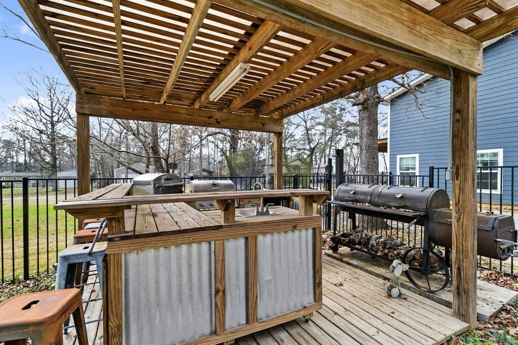 Outdoor Kitchen and Covered Patio: Ideal for outdoor dining and entertaining.