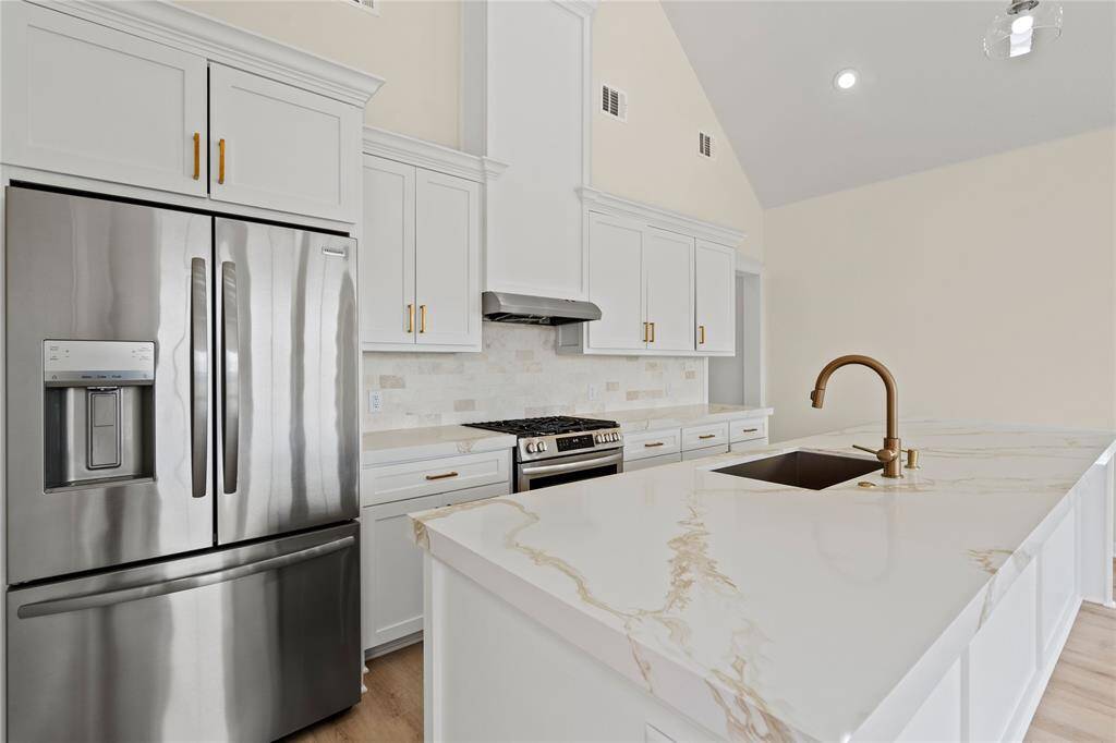 KITCHEN WITH NEW APPLIACNCES