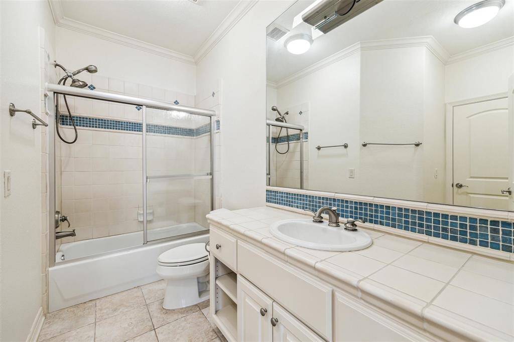 Full upstairs bathroom #2