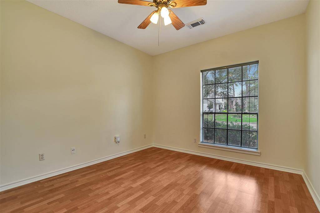 Front bedroom (3 of 4)