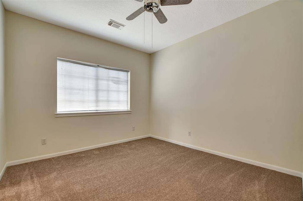 Middle bedroom (2 of 4)
