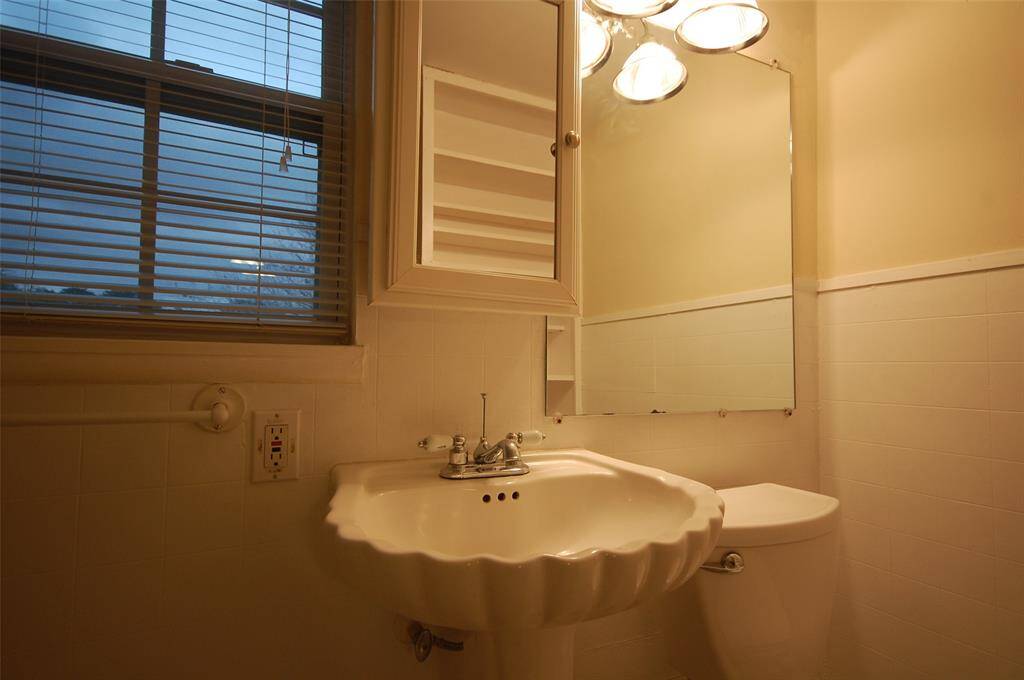 Garage apartment bathroom.