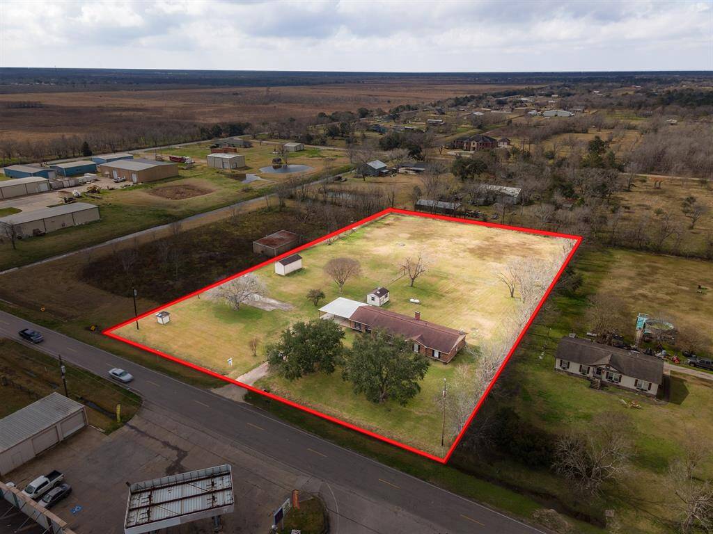 Expansive property with vast open land, offering endless possibilities. Ideal for building your dream home or a peaceful retreat. Conveniently located with easy access to nearby amenities. Don’t miss this unique opportunity!