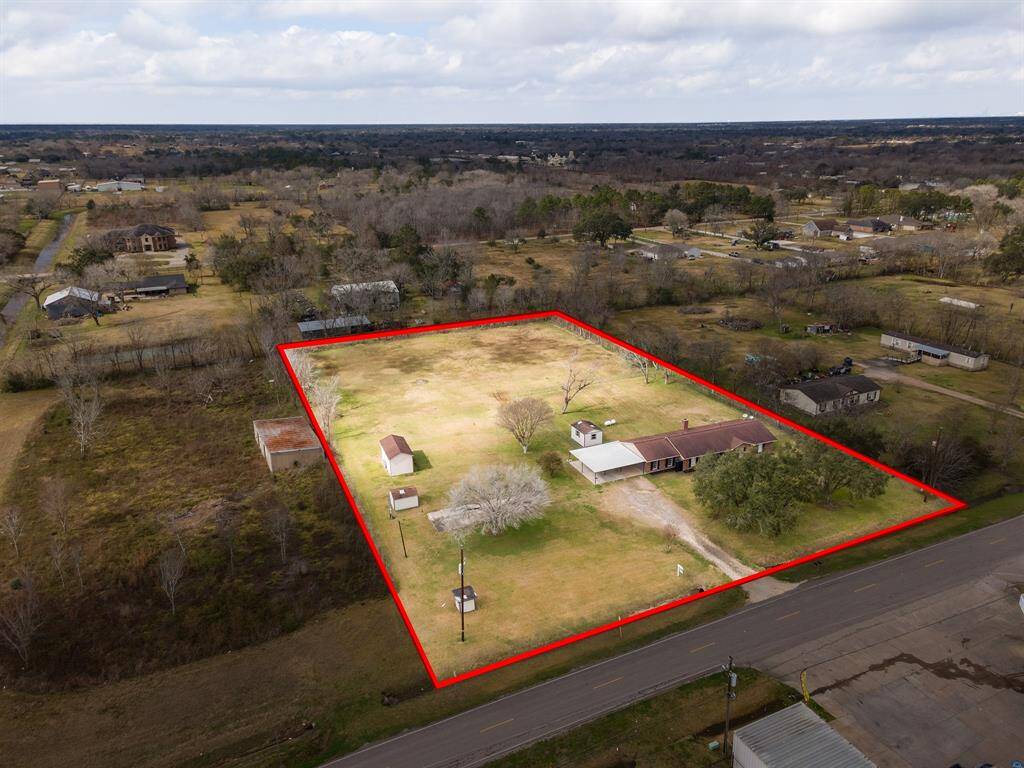 Expansive property with ample space and scenic views! PERFECT!!!